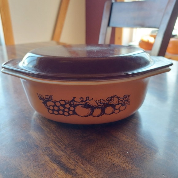 Vintage Pyrex 2.5 Qt 045 Old Orchard Harvest Casserole Covered With Brown Lid - Picture 2 of 7
